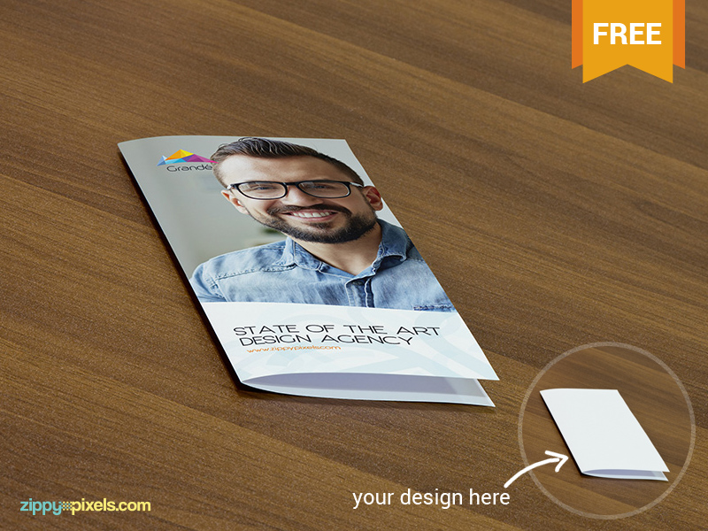 bfcf00666f94be8bee2a2696f97cde93 - Free PSD Mockup of Flyers on wooden surface